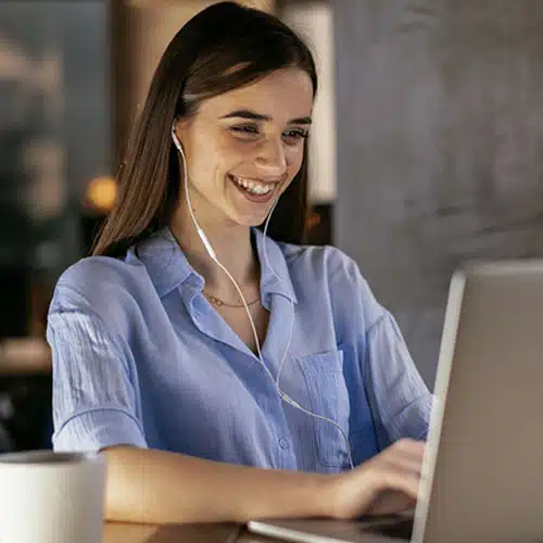 良い姿勢でパソコン作業をする女性の写真